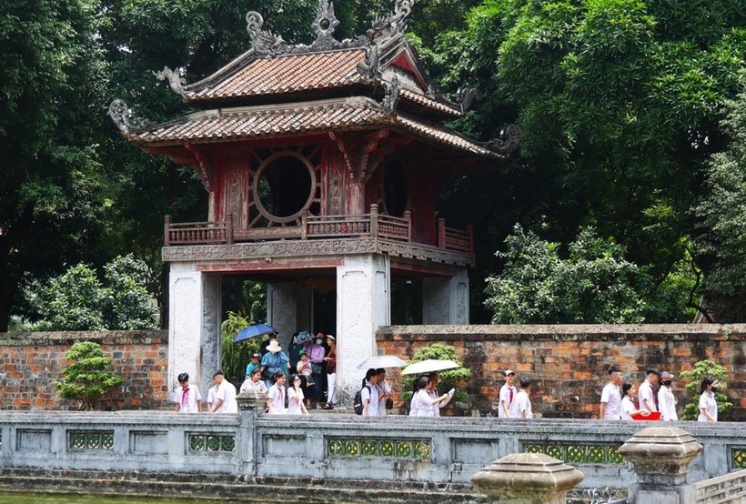 Theo tờ Người đưa tin, mỗi ngày Văn Miếu - Quốc Tử Giám đón hàng trăm sĩ tử tới cầu may mắn.
