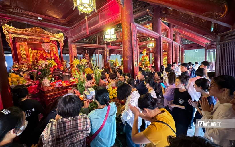 Khung cảnh đông kín bên trong Văn Miếu - Quốc Tử Giám.