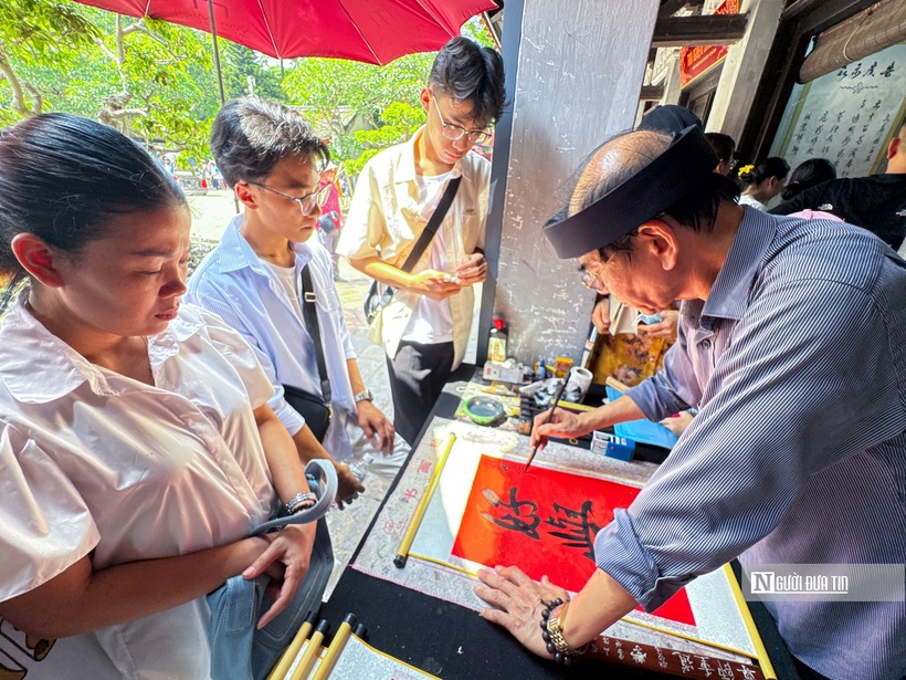Sau khi lễ, nhiều sĩ tử đã tìm tới những thầy nho để xin chữ cầu mong bình an và may mắn trong kỳ thi sắp đến.