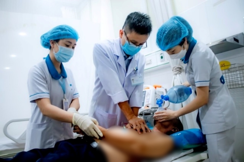 Bác sĩ CKI Võ Văn Út - khoa Khám bệnh cấp cứu Bệnh viện Hoàn Mỹ ITO Đồng Nai đang thực hiện kỹ thuật ép tim khi cấp cứu người bệnh. Ảnh: Sức Khỏe & Đời Sống