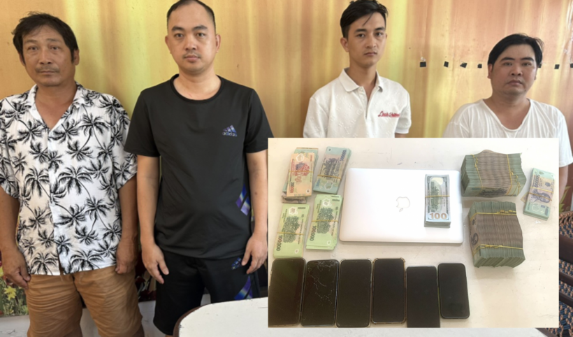 Các đối tượng trong nhóm tổ chức cá độ bóng đá và tang vật được công an thu giữ. Ảnh: Công an nhân dân