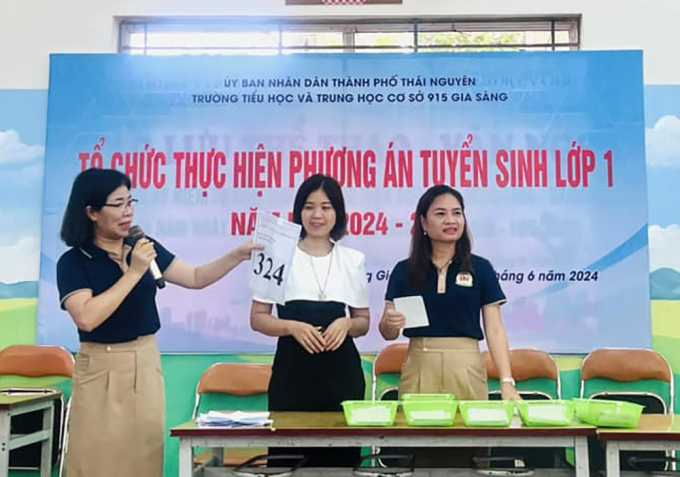 Toàn bộ buổi bốc thăm sáng 3/6 được livestream (phát trực tiếp) trên fanpage của trường. Ảnh: VnExpress.