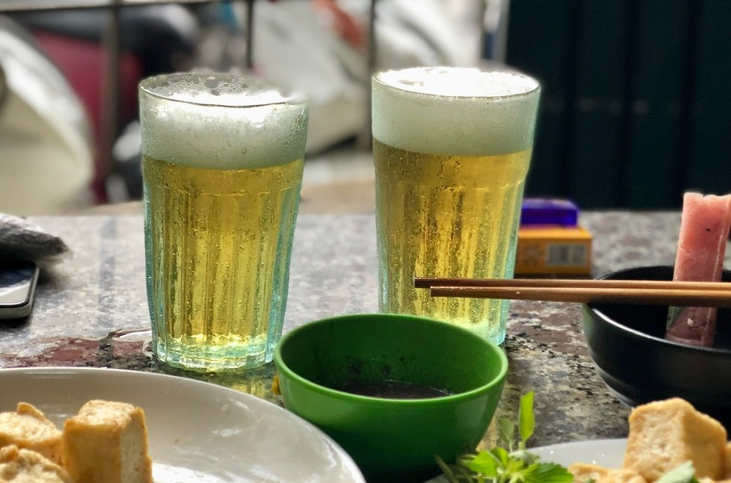 Bia có thể giúp bạn cảm thấy thư giãn và giảm căng thẳng tạm thời nhờ tác dụng của cồn.