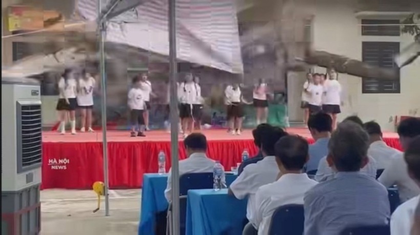 6 trẻ ở Hà Nội bị thương sau khi bị gạch vữa từ mái nhà văn hoá sát sân khấu rơi xuống. Ảnh: Tiền Phong