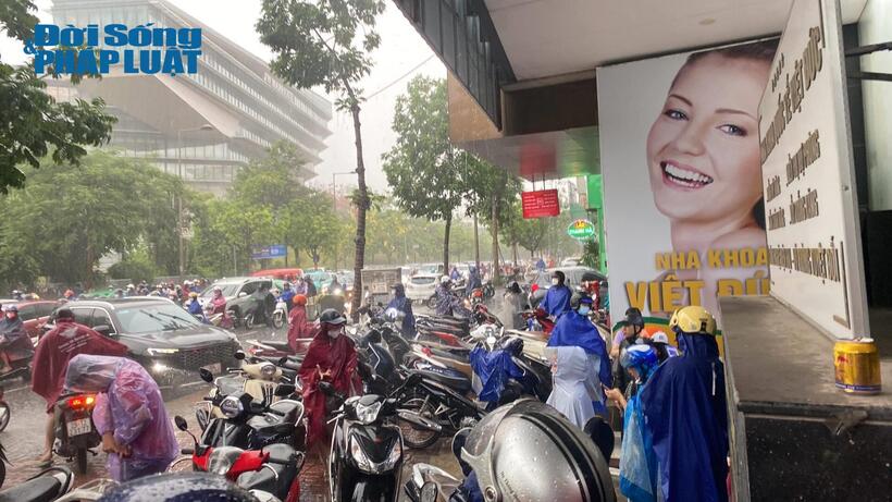 Cơn mưa lớn nhiều người dân đang di chuyển phải tìm chỗ trú.