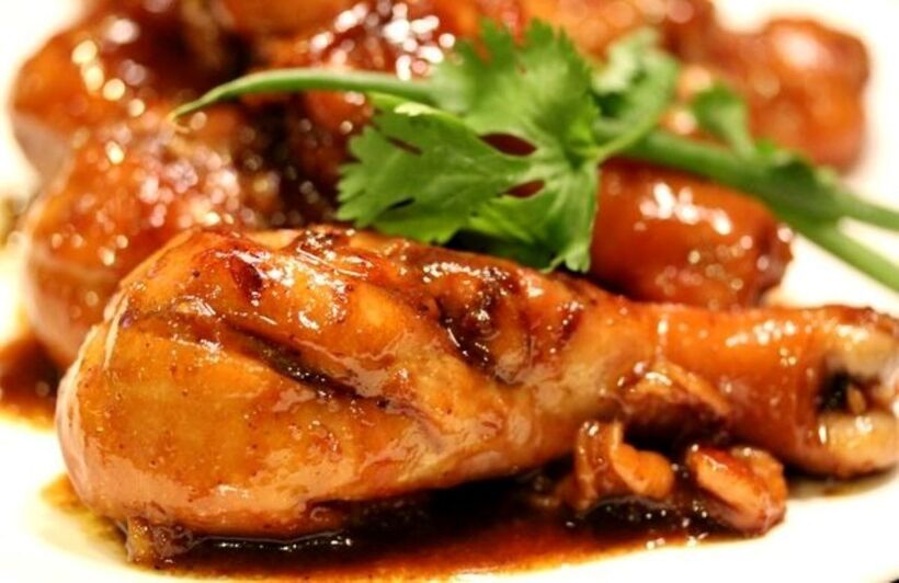 Món đùi gà chiên bơ tỏi với lớp da vàng giòn bên ngoài, thịt gà mềm ngọt bên trong quyện cùng sốt bơ tỏi béo ngậy siêu mê