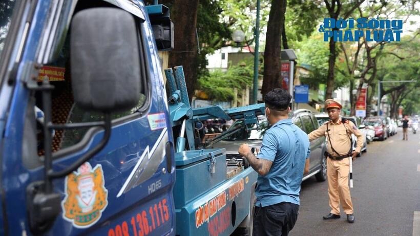 Tổ công tác tiến hành tạm giữ phương tiện vi phạm theo quy định