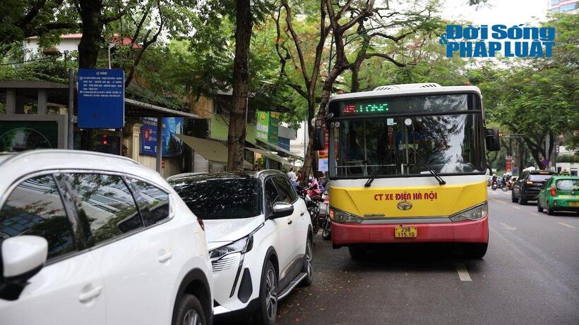 Thời điểm kiểm tra, tổ công tác phát hiện nhiều trường hợp ô tô dừng đỗ sai quy định