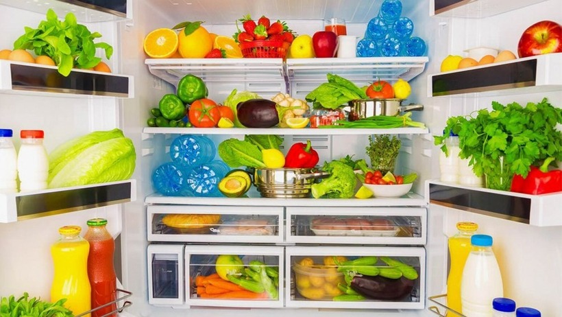 Tủ lạnh là nơi chúng ta bảo quản và dự trữ thực phẩm ăn uống cho gia đình, nó cần phải sạch, thơm và gọn thì người nội trợ mới có thể an tâm chăm lo cho gia đình. Ảnh minh họa