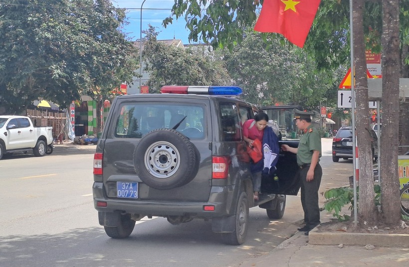 Nữ sinh ở Nghệ An có hoàn cảnh khó khăn được lực lượng chức năng hỗ trợ tham gia Kỳ thi vào lớp 10 THPT. Ảnh: Sức khỏe & Đời sống