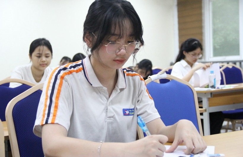 Các thí sinh trong phòng thi.
