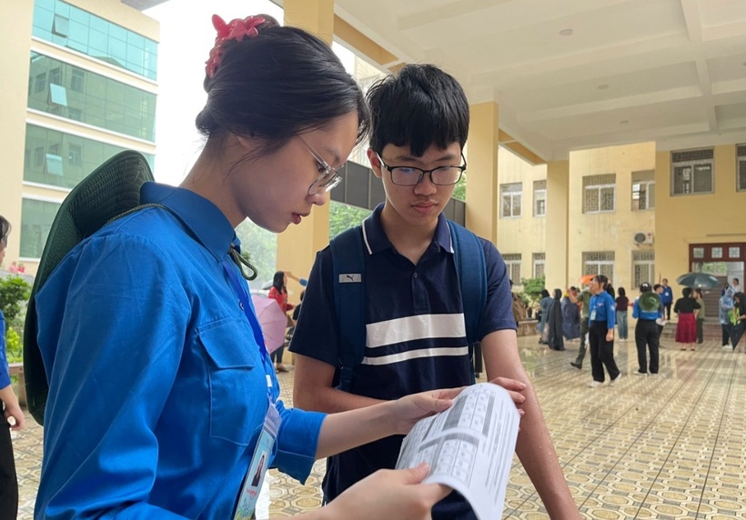 Nhà trường cũng có đội ngũ tình nguyện viên, công an, bảo vệ, phân luồng để giúp thí sinh và phụ huynh tìm địa điểm dễ dàng. Ở các điểm thi tại các tòa nhà, trường đã phát khăn khô để lau cho học sinh bị ướt.