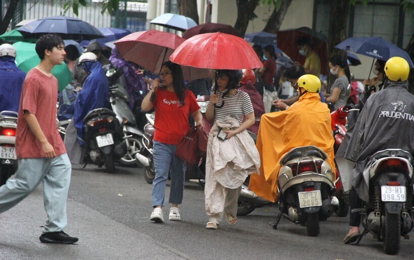 Sáng 5/6, hơn 5.000 thí sinh dự thi vào Trường THPT chuyên ĐH Sư phạm Hà Nội. Khoảng 6h, trời đổ mưa như trút gây khó khăn đáng kể cho phụ huynh và học sinh di chuyển đúng giờ cao điểm. Ngay từ ngã tư cầu vượt Cầu Giấy nối với đường Xuân Thủy, giao thông kẹt cứng. Hàng loạt học sinh phải xuống xe ô tô chạy bộ vào trường để kịp giờ thi.