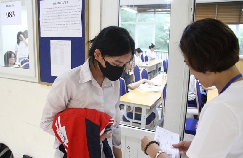 Do đặc điểm của trường trực thuộc Trường Đại học Sư phạm Hà Nội, quy mô tuyển sinh toàn quốc, nhằm giảm thời gian chuẩn bị, thuận tiện cho học sinh các tỉnh xa, kỳ thi chỉ diễn ra trong một ngày.