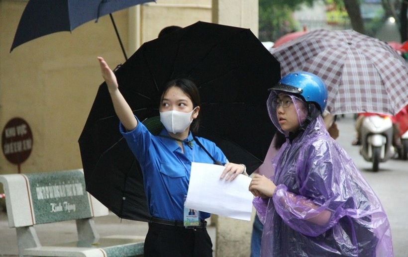 Thông tin từ Trường THPT chuyên Sư phạm Hà Nội, kỳ thi vào trường có quy mô lớn, hàng năm trung bình 5.500 thí sinh đăng ký dự thi, cá biệt có năm lên đến 7.000 thí sinh. Năm nay trường có gần 5.400 thí sinh đăng ký dự thi với 8 môn chuyên, lấy tổng 600 chỉ tiêu trên 12 lớp.