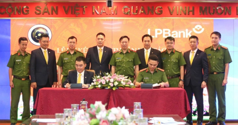Giám đốc Trung tâm RAR - Thiếu tá Trần Duy Hiển (bên phải) và Phó chủ tịch HĐQT kiêm Tổng giám đốc LPBank Hồ Nam Tiến (bên trái) cùng lãnh đạo hai bên thực hiện ký kết thoả thuận hợp tác. (Ảnh: C06)