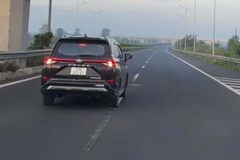 Do chạy quá lối vào nút giao Cẩm Mỹ - Đồng Nai nên tài xế đã điều khiển ô tô lùi lại. Ảnh: Vietnamnet.