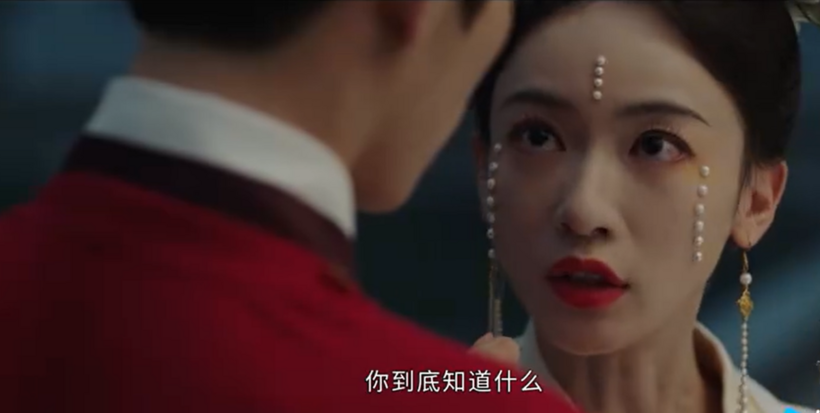 Khương Lê giật mình nhìn Tiêu Hoành, hỏi anh đã biết được những gì.