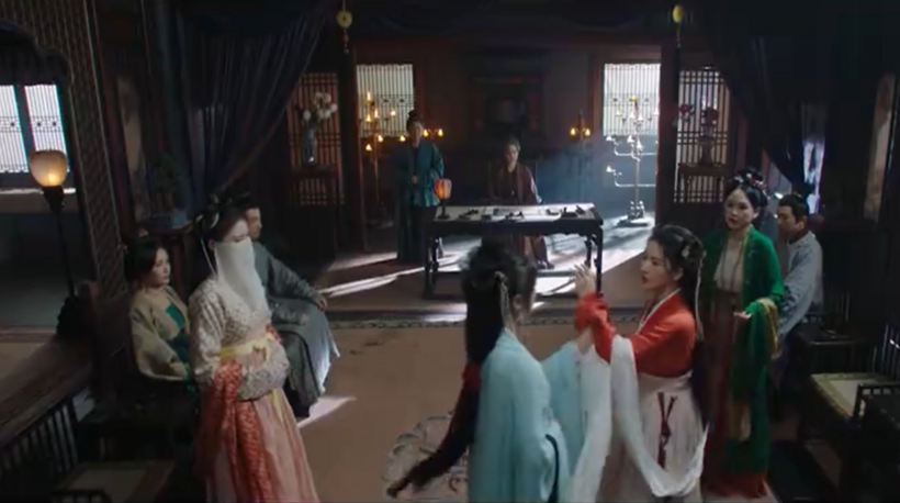 Khương Nhược Dao vung tay định đánh nhưng bị Khương Lê bắt được.