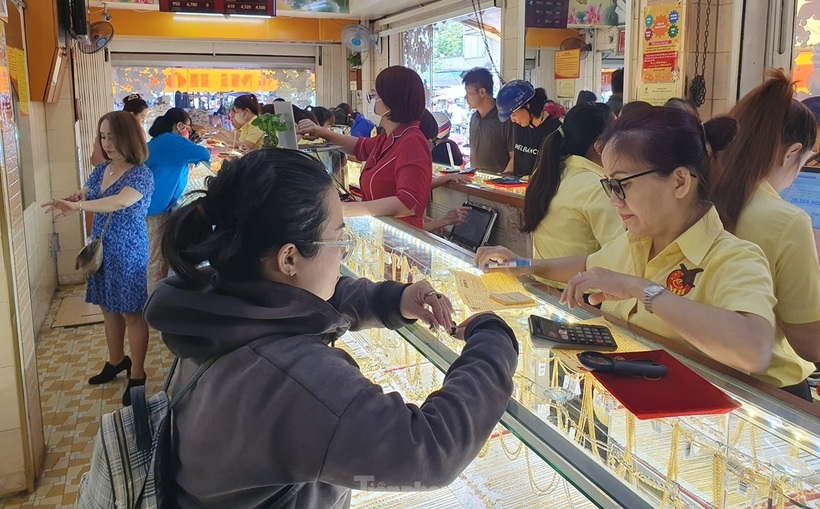 Chuyên gia khuyến cáo người dân cân nhắc mua vàng thời điểm này. Ảnh: Tiền phong.