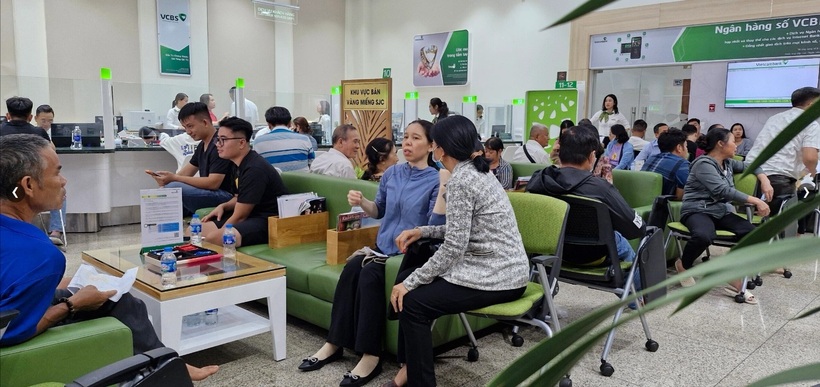 Từ sớm đã rất đông khách hàng lấy số mua vàng tại các ngân hàng. Ảnh: VTC News.