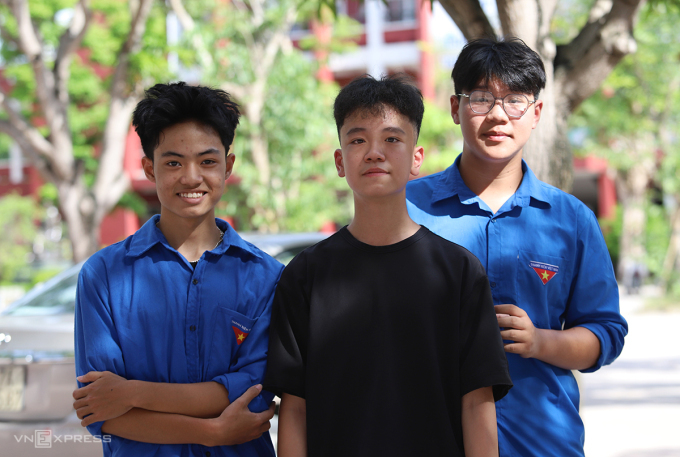 Thí sinh tự tin bước vào kỳ thi tuyển sinh lớp 10. Ảnh: VNE