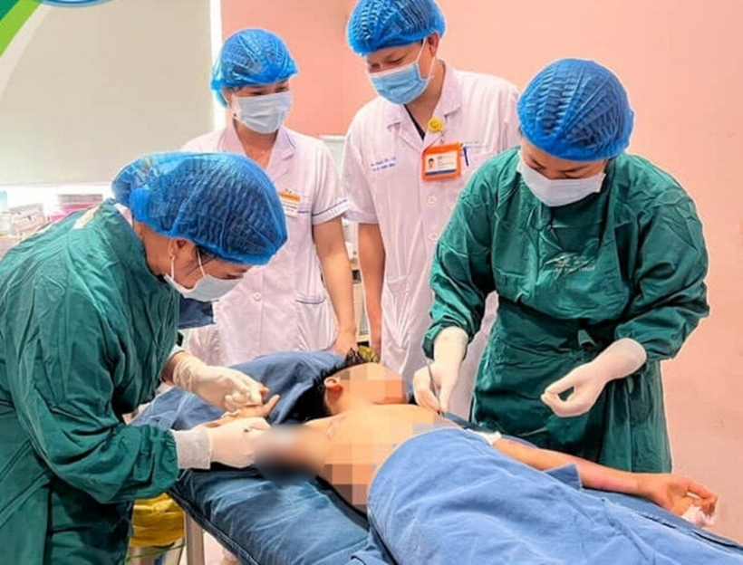 Bệnh nhi được chẩn đoán shock bỏng điện, đa chấn thương, bỏng điện độ II, III, IV, diện tích khoảng 15% diện tích cơ thể. Ảnh: VTC News