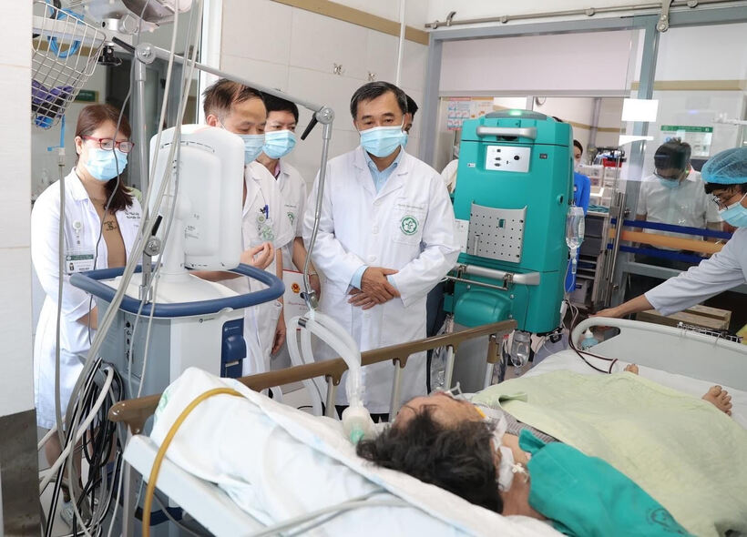 Tình trạng của nạn nhân 85 tuổi vẫn đang rất nặng, thở máy, sốt cao liên tục, có tổn thương nhồi máu não. Ảnh: Báo Tin tức.