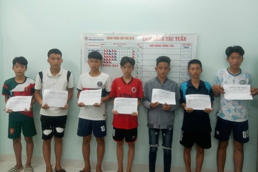 Nhóm thanh thiếu niên ném đã vào ô tô trên cao tốc Cam Lâm - Vĩnh Hảo tại cơ quan công an