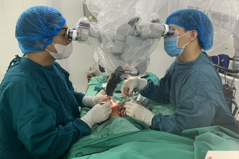 Êkip bác sĩ tỉ mỉ cắt lọc phần xương bị nát và các dị vật, cố gắng giữ thêm một phần các ngón tay cho bệnh nhân. Ảnh: Tạp chí Tri Thức