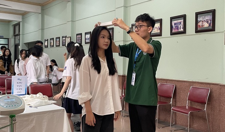 Các thí sinh được đo chiều cao khi tham gia buổi phỏng vấn EQ đầu tiên tại Trường Quản trị và Kinh doanh năm 2024. Ảnh: Tuổi Trẻ