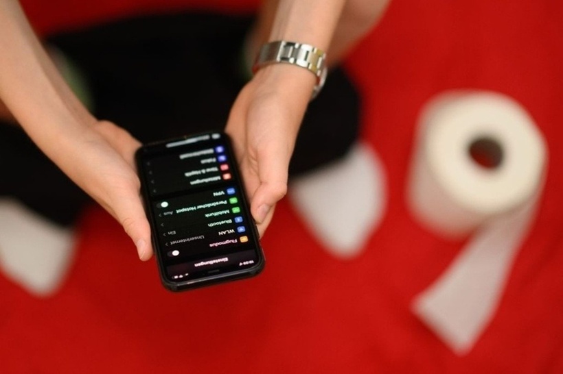 Thói quen ngồi trong nhà vệ sinh lâu hơn 15 phút vì sử dụng điện thoại sẽ biến smartphone trở thành ổ vi khuẩn có hại.