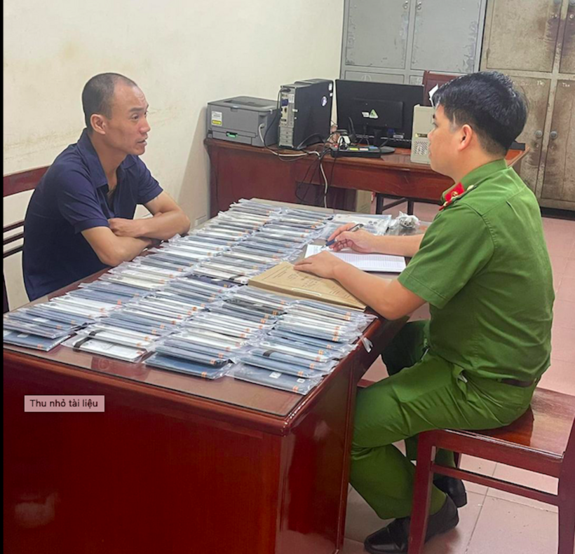 Đối tượng Trần Vũ Tuấn tại cơ quan công an. Ảnh CACC