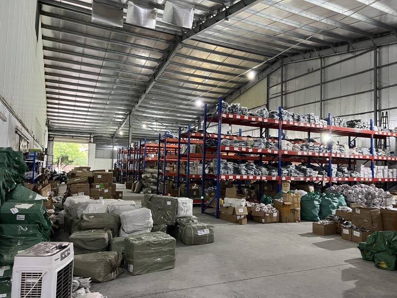 Kho hàng chứa nhiều hàng hóa có dấu hiệu vi phạm. Ảnh: Tổng cục QLTT.