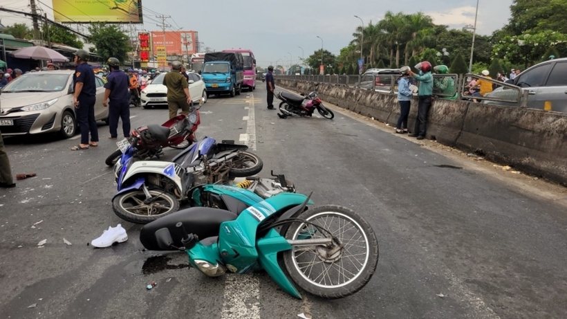 Báo Người Lao Động đưa tin khoảng 17h ngày 6/6, tại ngã tư Bình Nhựt (xã Thạnh Đức, huyện Bến Lức, tỉnh Long An) đã xảy ra vụ tai nạn giao thông liên hoàn giữa ô tô chở công nhân và nhiều xe máy.
