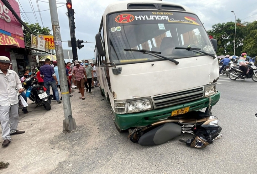 Theo thông tin ban đầu, vào thời điểm này, ô tô khách chở công nhân lưu thông trên Quốc lộ 1, hướng từ TP.HCM về TP.Tân An (tỉnh Long An). Khi lưu thông đến ngã tư Bình Nhựt, ô tô đụng vào một loạt xe máy đang lưu thông cùng chiều.