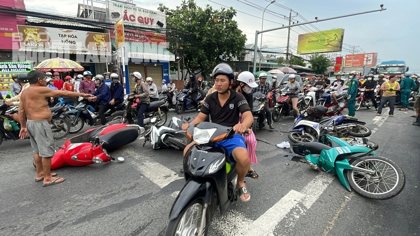 Tại hiện trường, 8 xe máy bị ngã ra đường, 1 người đàn ông tử vong tại chỗ và 3 người bị thương.