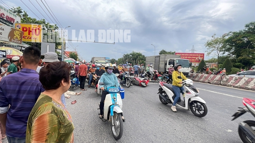 Báo Long An dẫn lời một người dân ở hiện trường cho hay, đang giờ cao điểm nên ở nút giao thông này lúc đó có rất đông người và phương tiện lưu thông. Thời điểm đó, thấy ô tô như mất lái đã va chạm vào một loạt xe máy.