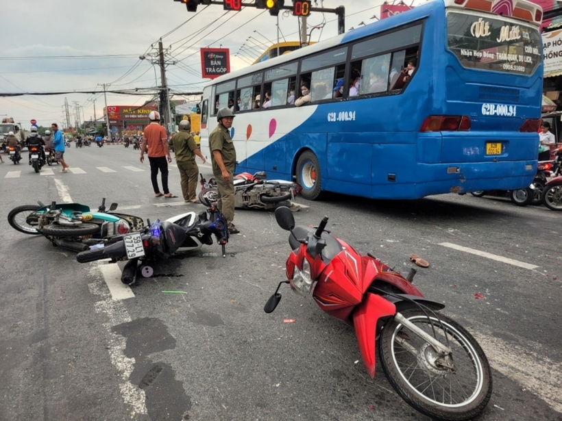 Ngay sau khi xảy ra tai nạn, người dân đã hỗ trợ đưa người bị thương vào bệnh viện. Đồng thời, cảnh sát giao thông cũng đã có mặt tại hiện trường để điều tiết giao thông.