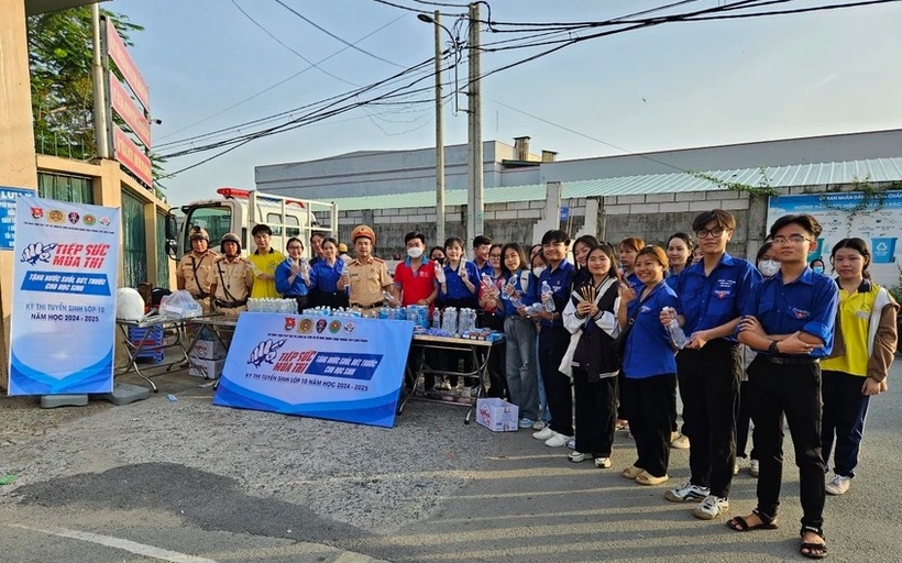 CSGT Tân Túc cùng đoàn xã Bình Chánh, đoàn viên thanh niên thực hiện tiếp sức mùa thi. (Ảnh: PLO)