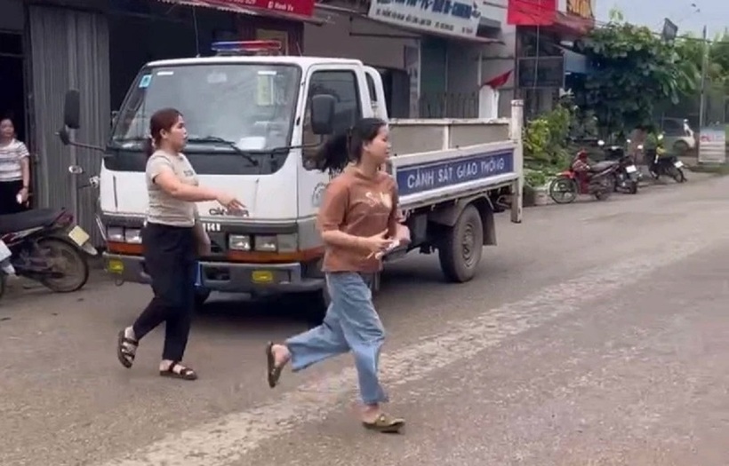 Nữ sinh được chở đến điểm thi bằng xe chuyên dụng. Ảnh: Pháp luật TP.HCM