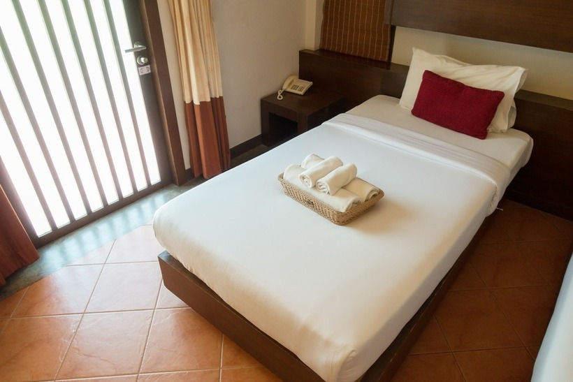 Bằng cách cung cấp hai gối, khách sạn cho phép khách hàng tùy chỉnh độ cao và sự thoải mái theo nhu cầu cá nhân. Ảnh minh họa