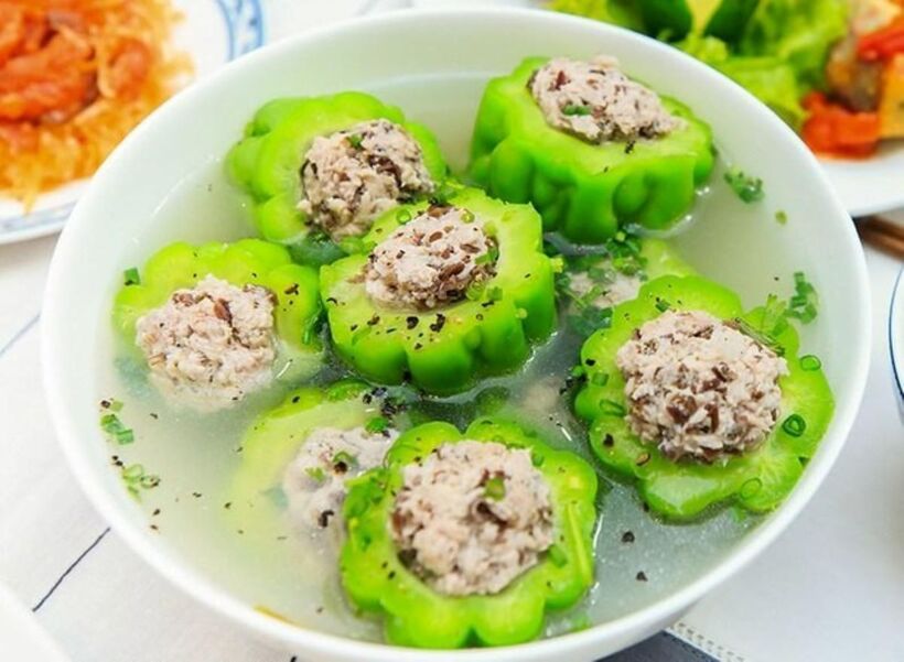 Mướp đắng có hàm lượng calo thấp và chứa nhiều nước, giúp tạo cảm giác no lâu và hỗ trợ quá trình giảm cân. Ảnh minh họa