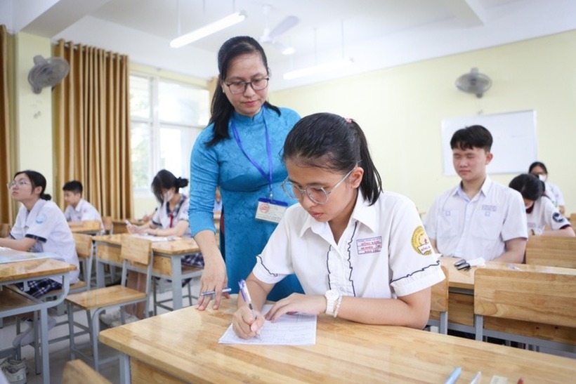 Thí sinh tham dự kỳ thi tuyển sinh 10 ở điểm thi THPT Nguyễn Khuyến (quận 10). Ảnh: Tuổi Trẻ