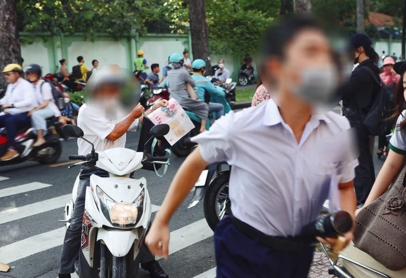 Thí sinh gần trường nhưng vì hiểu sai giờ thi nên đến muộn, em hối hả cho kịp giờ. Ảnh: Pháp luật TP.HCM