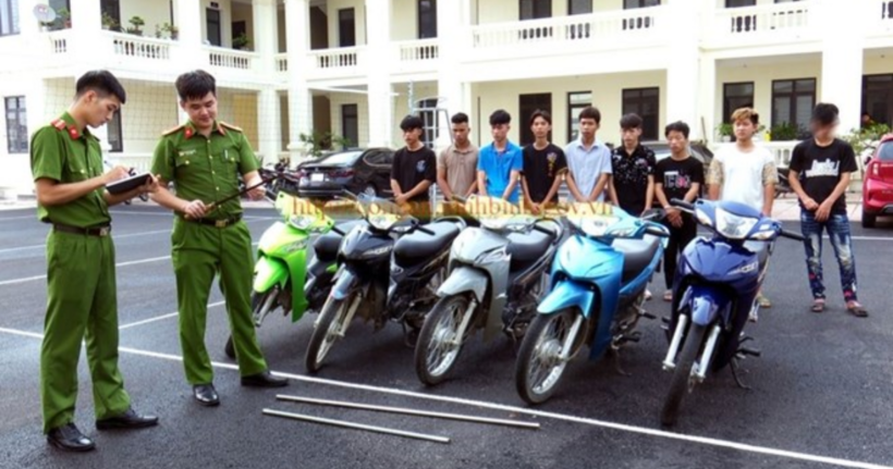 Nhóm đối tượng tại cơ quan công an. (Ảnh: Công an Ninh Bình)