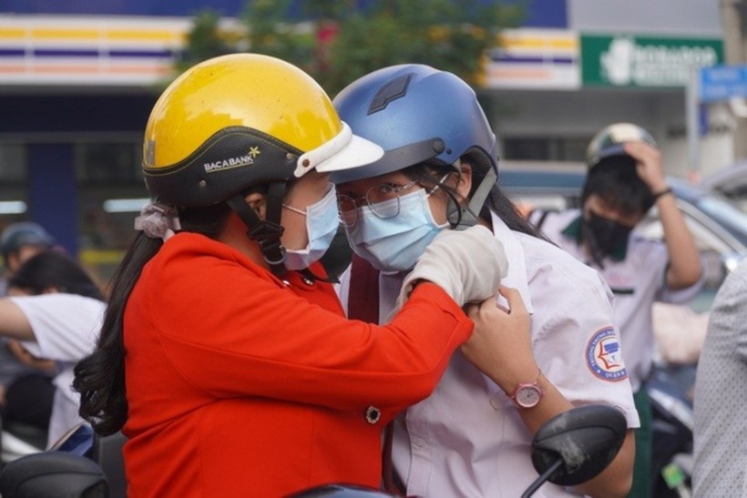 Chị Bích đưa con đến trường vào ngày thi đầu tiên của kỳ thi lớp 10