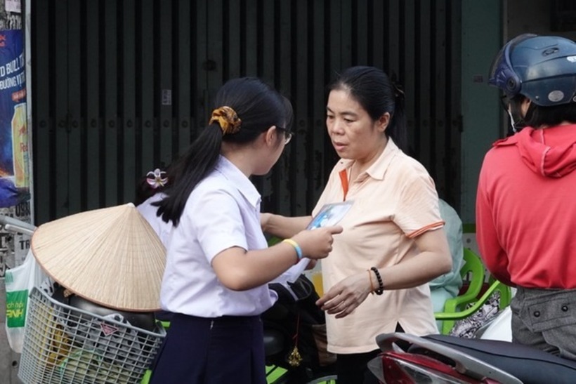 Chị Hoa động viên con hết lời để con tự tin bước vào phòng thi
