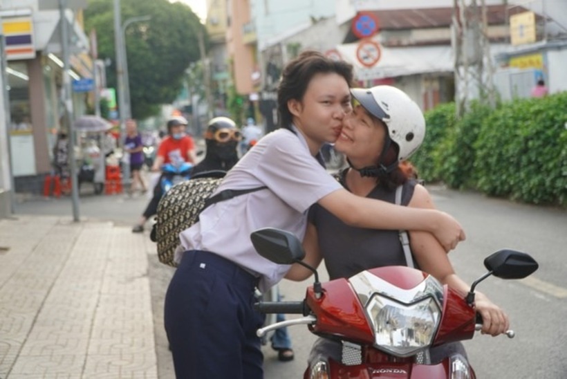 Chị Oanh động viên con trước giờ thi