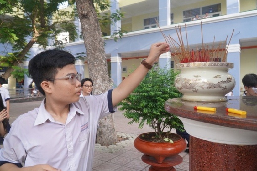 Trước khi bước vào thi môn ngữ văn, em Nguyễn Tấn Thành Tài, học sinh Trường THCS Trường Chinh đến thắp nhang tại điểm thi với hi vọng gặp nhiều may mắn